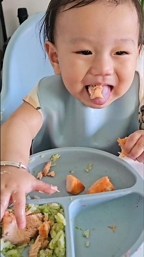 Baked salmon with green peas + hemp rice balls & strawberries 🍓 #blw #babyledweaning #babyfood