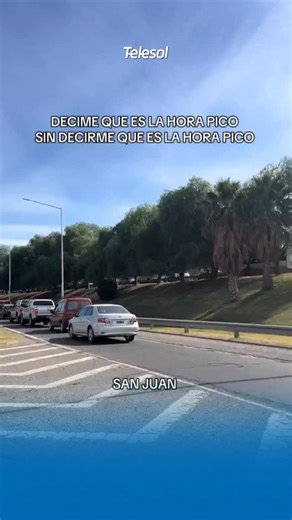 🚗 ¡Hora pico en San Juan en un video! 🚗 Un video que se volvió viral muestra cómo se colapsan los accesos de la Avenida Circunvalación en el horario pico. El clip, compartido por Vibraciones de San Juan, lleva la descripción: “Decime que es hora pico en San Juan sin decirme que es hora pico”. 😅 Un retrato fiel de lo que vivimos cada día en la ciudad. 🕠 ¿Sufrís este tráfico a diario? ¡Contanos tu experiencia! 👇 #Tráfico #HoraPico #SanJuan #Circunvalación #Viral #VibracionesDeSanJuan | Teleso