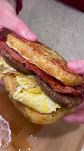 French toast hash browns 🤯 #grubspot #bacon #egg #breakfast #hashbrowns #foodtiktok #food