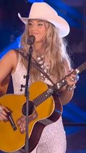Lainey Wilson’s half-time show performance during the Dallas Cowboys vs New York Giants NFL game was simply iconic 🌟 | Holler