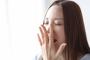 夜勤で寝不足・眠すぎる…睡眠障害の予防法と日中の過ごし方のコツ [不眠・睡眠障害] All About