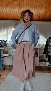 ¿Sabías cómo combinar el color rosa palo y el azul celeste? Ya veis qué con los complementos adecuados, consigues la armonía en tu outfit❤️😍 #look *~> disponible en nuestra web: www.abylonbcn.com . #ventaOnline #abylonbcn #estilo #falda #camiseta #cardigan #personalShopper #modaBarcelona #showroomabylonbcn #asesoradeimagen #larocadelvalles #complementos #looks #modacomoda #showroom #mujeres40 #mujeres50 #mujeres60 | Eva Alonso Garcia