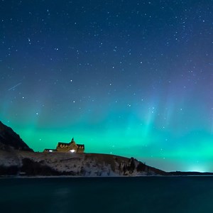 Big news for stargazers! Waterton-Glacier International Peace Park, the famous cross-border US-Canada national-park partnership, has earned a new designation as the world's first transborder dark-sky park. That means amazing night-sky views long into the future! https://www.pc.gc.ca/en/pn-np/ab/waterton/activ/experiences/etoile-star | Travel Alberta