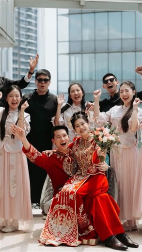 su yen on Instagram: "our wedding was a mess of love, laughter, and tiny emergencies. it wouldn’t have been the same without everyone who helped, showed up, and celebrated us🥰 the day itself was far less stressful than i imagined, all thanks to our incredible bridesmaids and groomsmen who made sure daryl & i were fed, adjusted and carried my dress, and kept the crowd entertained throughout the day♥️ @officiallykishen @susutheman - you guys were absolute legends as emcees. our families are still