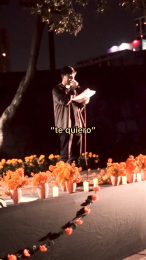 Almas Viejas Editorial on Instagram: "Frente al Monumento a la Revolución, el silencio que a veces pesa más que la palabra, se escuchó este texto de @alan.perezbro: una despedida que entiende que el amor también se gasta, que incluso las voces más propias pueden volverse un eco que ya no reconocemos. Interpretado durante Voces de Almas Viejas, este poema habla del desajuste entre dos cuerpos que antes coincidían sin proponérselo. Del ruido que deja un “te quiero” cuando empieza a apagarse. De có