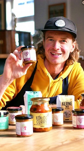 LEIPZIG LiEBEN on Instagram: "🔎🤤 Die Plagwitzer Manufaktur LEiPSPEIS bringt Leipziger Gemüse auf eure Teller. 🤌💓 Patrice verarbeitet Ernteerträge aus der Region für die Region. Was in der Klinge 22 im Kochtopf landet, stammt aus regionalem Anbau – direkt vom Feld! 🌾 Die kleine Leipziger Manufaktur möchte die gesamte Wertschöpfungskette ihrer Erzeugnisse im Blick haben. Entscheidendes Kriterium hierfür ist es, die Betriebe aller Hauptzutaten aus der Region zu kennen. Die Kürbisse vom Landgut