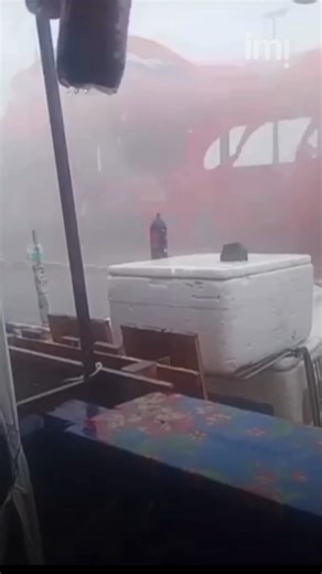 Imirante on Instagram: "A ventania registrada durante a forte chuva que atingiu São Luís neste domingo (8) provocou transtornos na Avenida Litorânea, um dos principais pontos de lazer da capital maranhense e palco da programação de Carnaval. Tendas, barracas e outras estruturas montadas na orla foram arrastadas pela força do vento, causando danos materiais e correria entre ambulantes e frequentadores. De acordo com o Centro Integrado de Operações de Segurança (CIOPS), a ocorrência foi atendida p