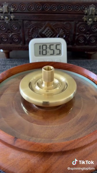Excited to share this, my inaugural spin with this new Plier spinning top! As I’ve mentioned before, I’m not really one to time my tops but it is fun from time to time! This 3” brass top weighs a whopping 383g and is definitely capable of 40 minutes. #hobby #spinningtop #collector #brass