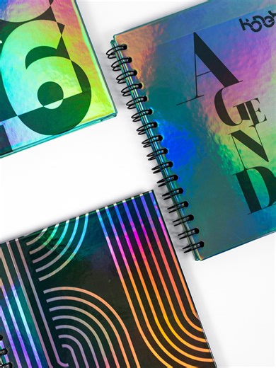 Agendas Konex con vinil holográfico 🤩📘✨ Un objeto que se siente premium desde el primer vistazo: acabado holográfico que atrae miradas, separadores que también informan, y hojas membretadas para que cada nota hable en el idioma de tu marca. Organiza tu 2026 con estilo, durabilidad y presencia en cada reunión. ¿Listo para que tus agendas también reflejen tu identidad? Mándanos mensaje y cotiza las tuyas. 😉📩 #agendas #promocionales #diseño #publicidad #imprenta #leongto #konex