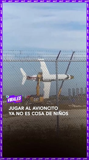 Red Uno de Bolivia on Instagram: "#Tendencias | Un hombre operando una grúa sostiene un avión y la escena parece sacada de un juego, como si estuviera “jugando al avioncito” y dándole vueltas en el aire. ▶️ Más información en www.reduno.com.bo Vía: RRSS #RedUno #Notivisión #RedUnoDigital #Avión #Jugar #Viral"