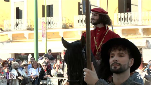Sevilla recrea la boda de Carlos V con Isabel de Portugal hace 500 años Actores, músicos y bailarines, vestidos con trajes de la época, han escenificado el gran desfile que llevó a los novios hasta los Reales Alcázares 🌐 http://csur.red/UnFv50YnCo2 | CanalSur Noticias