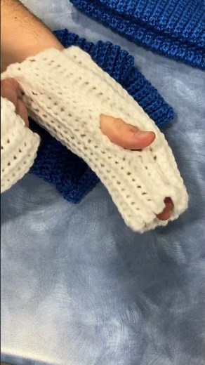 Easy Crochet Project for Beginners: Fingerless Gloves #beginnercrocheter