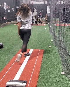 Small adjustments lead to BIG thangs 🤪 . Can you see the differences in these two pitches? YIKES 😳 . Learn from each Spin you deliver, feel how the ball comes off of your fingers & deliver some nasty pitches 🙌 . Be present - Be bendable 😁 . . . . Start adjusting today at Paisleyspitching.com 🥎🥎🥎 | Paisleys Pitching