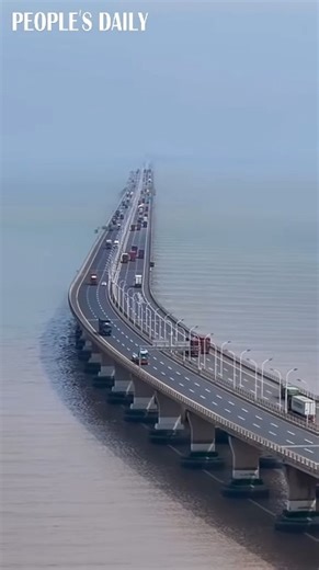 El #puente Donghai, uno de los puentes marítimos más largos jamás construidos en el mundo, se abrió al tráfico en 2005. Este impresionante puente de 32,5 km de largo en el este de China es una proeza de #ingeniería y una maravilla por su diseño y construcción pioneros e innovadores. #ChinaInfraestructura | Diario del Pueblo en línea