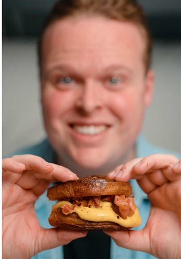 ✨ Timon Test ✨ Vandaag test ik opnieuw een viraal recept van TikTok: “Cheeseburger Croissant” Het hele internet maakt dit… maar is het echt zo goed als ze zeggen? 👀 👉 Ik probeer het uit en check voor jullie of dit approved ✅ of disapproved ❌ is. Wat denk jij? En… welk volgend viraal recept moet ik testen? Drop het hieronder 👇 #timonmichiels #foodfluencer #recipes #foodies #goodfood