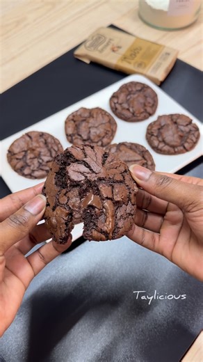 TAYLICIOUS BY TAYDAN 💎 on Instagram: "🍪 COOKIES BROWNIE ULTRA FONDANTS Ingrédients : 120 g chocolat noir pâtissier 60 g beurre 🧈 1 œuf 🥚 100 g sucre 70 g sucre roux + 30 g sucre blanc 20 g cacao non sucré 60 g farine 1/2 sachet de levure chimique 1 pincée de sel 🧂 Pépites de chocolat 1. Fais fondre chocolat + beurre. Laisse tiédir. 2. Fouette énergiquement l’œuf + les sucres 1–2 min 3. Incorpore le chocolat fondu 4. Ajoute farine + cacao + levure + sel tamisés. Mélange juste ce qu’il faut. 