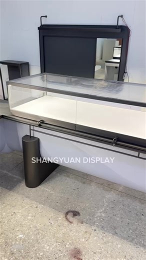 Modern jewelry stores use custom-made stainless steel display cabinets for jewelry, with a painted finish. #jewelryshowcase #luxuryjewelrydisplaycabinet #jewelryshowcasefactory
