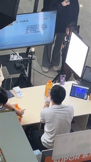“炸”！女子逛商场见证直播带货现场，主播对面就是提词器