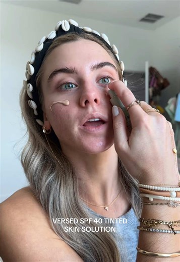 your SPF protection, makeup foundation coverage, and foundation color to even the skin tone all in one product it’s the skin solution skin tint this is shade 5N 😌 #tintedsunscreen #tintedsunscreenreview #tintedspf #tiktokshopcreatorpicks #spfmakeup @Versed Skin