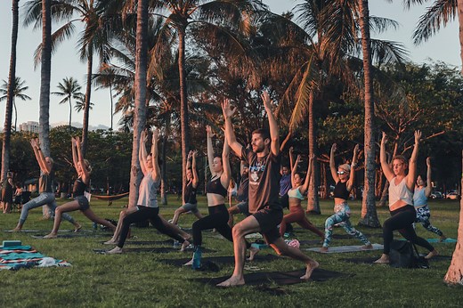 Waikīkī Beach Yoga Classes - Yoga Under the Palms Hawaiʻi