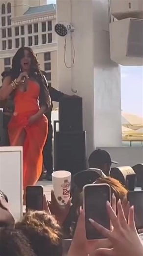 cardi B dandutan kena siram 😥. #fypシ #fypage #cardib #meme #floptok