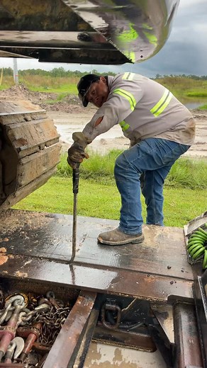 557K views · 8.9K reactions | @tonylora418 side unloading some big iron! See, we do this almost daily, and we haven’t ruined a trailer yet  #construction #sideloadsmatter #volvo #excavator #gfym | Ken Knight | Facebook