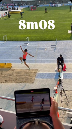 山田 真也【跳躍コーチ】 on Instagram: ". 【26th Asian Athletics Championships】 アジア陸上競技選手権大会 男子走幅跳 🥉 8m08（+0.1） #山浦渓斗 @nikujaga_9311 初めての日本代表で緊張もあったと思いますが、セカンドベストとなる8m08で銅メダルを獲得。安定感のある助走から、素晴らしい跳躍を見せてくれました。 約7年にわたって彼の成長を間近で見てきたので、競技終了後に国旗を手渡した時は、本当に感慨深いものがありました。渓斗には感謝の気持ちでいっぱいです。ありがとう。 ただ、目指す場所はまだその先にあります。彼の成長に追いつけるように、私自身もさらにレベルアップしていきます。 これからも、山浦渓斗の応援をよろしくお願いします。 #勝浦ゴルフ倶楽部 #走幅跳 #走り幅跳び #国際武道大学 #IBU #陸上競技 #陸上 #跳躍 #トレーニング #ジャンプ #スプリント #trackandfield #athletics #longjump #training #sprint #jump"