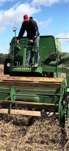 Bos Bros Historical Show Erie, Illinois. A JD 40 combine.