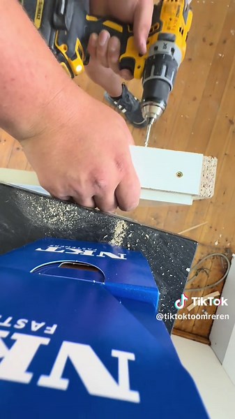 Morgnen gik med at producere køkkenlåger, hjemme på værkstedet… Og ellers gået med at montere nye fronter på skuffer, montere låger og greb på det nye køkken. Prøvede lige at lege med at lave en skabelon til grebsmontering #køkkenhack #tømrerlærling #dewalttools