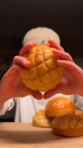 Zenghi - 曾曼琪🪷 on Instagram: "菠萝包 （boluobao) Questo tipo di pane è un icona della città di HongKong, se cammini per le vie delle città sicuramente troverai una bakery e questa bakery avrà questo pineapple bun. Per avvicinarci a questo pane possiamo dire che è super super simile al melon pan giapponese,quest’ultimo famoso in tutto il mondo e conosciutissimo, ma anche il pineapple bun ha la sua importanza e la sua storia. Nato come cibo per gli operai di Hong Kong e da lì piano piano ha conquistat
