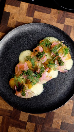 🇬🇧Aspic can be elegant and brutally flavorful – proof on a plate.✨🤩 When you strip away the noise and leave only honesty – that’s when real food is born. Pork hock, trotters and a chunk of ham, slow-cooked to perfection, naturally set with bone gelatin. No shortcuts. No cheating. Just real cooking. 🍖🔥 Served with parboiled potatoes finished in butter – crispy on the outside, soft inside. 🥔🧈 A fresh contrast – herb purée from dill, parsley, sea salt and a touch of citrus. 🌿✨ Then a punch 