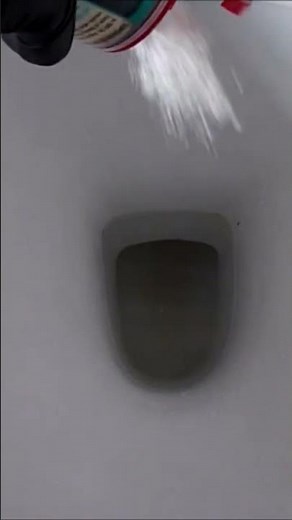 cleaning toilet with vinegar and baking soda