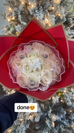 Make a Christmas Ramo with me 🥰 #ramo #ramobuchon #beginnerflorist #roses #christmas #floristsoftiktok #florist #xybca #dtx #bouquet #fypシ #ramobuchones #flowers