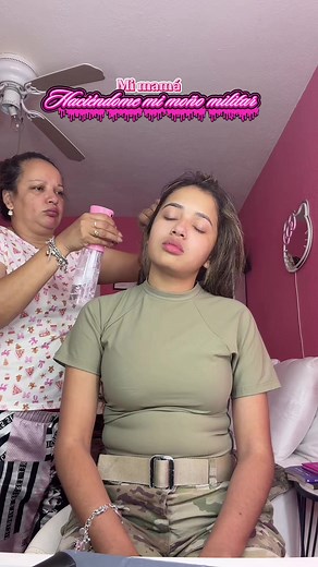 Mi mamá haciendo mi mono militar — momento tierno