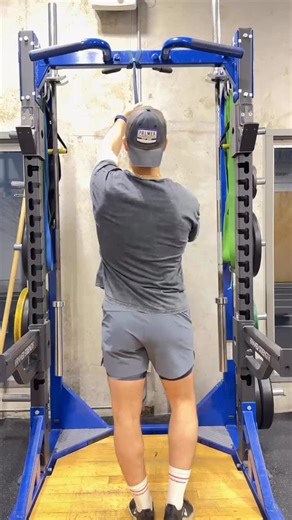 Introducing vertical jumping — the smart way 🦵⬆️ Mid → end stage knee rehab doesn’t mean avoid jumping. It means regress the load, not the intent. Using a resistance band overhead to: • Offload bodyweight • Allow controlled knee yielding • Build confidence into takeoff & landing • Reintroduce vertical force safely This is how you bridge rehab → performance. Support the knee, train the pattern, restore power. Jumping isn’t the problem. Poorly progressed jumping is. #KneeRehab #ReturnToPlay #Spor