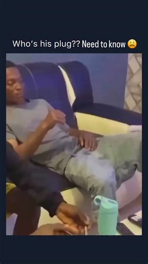 Spoof Pasta on Instagram: "日本利用压电瓷砖将脚步转化为电能。这些瓷砖捕捉来自你脚步的动能。当你行走时，你的重量和动作会对瓷砖产生压力。瓷砖会轻微弯曲，从而产生机械应力。瓷砖内部的压电材料将这种应力转化为电能。每一步都会产生少量电荷，而数百万步结合在一起就能产生足够的电力来驱动 LED 灯、数字显示屏和传感器。在像涩谷车站这样繁忙的地方，每天大约有 240 万个脚步为这一系统作出贡献。这些电能可以被储存或立即使用，从而减少对传统电力来源的依赖，并支持可持续的城市基础设施。这种方法将日常运动转化为实用的可再生能源 #日本 #知识 #事实 #你知道吗 #推荐 #科技 #创新 #历史 #技术 #实验 #热门"