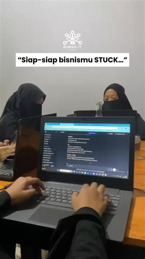 Banyak bisnis besar tidak runtuh karena kalah pasar, tapi karena salah menyiapkan penerus 🔥 Anak yang tumbuh dengan fasilitas, namun tanpa disiplin, tanggung jawab, dan adab kerja, akan kesulitan menjaga apa yang orang tuanya bangun puluhan tahun. Menyiapkan anak bukan sekadar soal warisan harta, tapi tentang mental kerja, akhlak, dan skill masa depan. Karena bisnis bisa dicari ulang, tapi waktu mendidik anak… tidak pernah kembali. 📌 Di 𝐃𝐢𝐠𝐢𝐭𝐚𝐥 𝐁𝐮𝐬𝐬𝐢𝐧𝐞𝐬𝐬 𝐒𝐩𝐫𝐢𝐧𝐭 – 𝟒 𝐃𝐚�