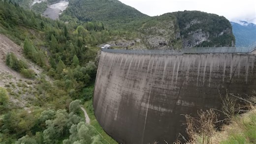A mountain collapse sent a 245-meter wave over Europe’s tallest dam
