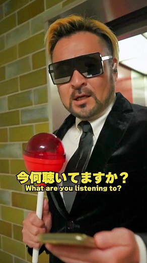 オドループとデリバの踊り手が踊っています