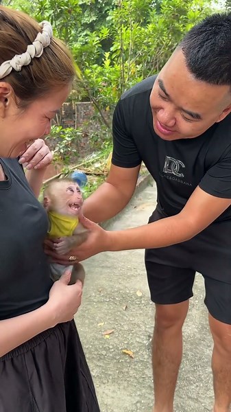 The man wanted to take the monkey out, but it refused to go with a stranger.🐒❤️