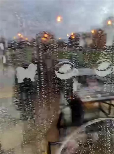 Satisfying traditional window clean 👌🏼 #traditional #satisfyingcleans #fyp #windowcleaning #satisfyingvideos @The Village Retreat cafè