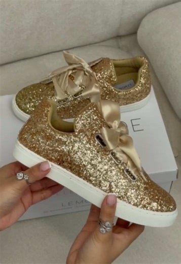Hopelessly devoted to SHOES 💛 #shoeobsession #sparklyshoes #sparkles #unboxing #golden