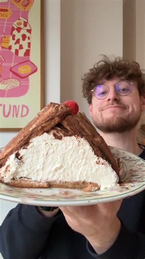 Antoine Milesi | Lestreetfoodist on Instagram: "🪵🏎️ RECETTE : BÛCHE EXPRESS TIRAMISU ! Ingrédients : - 400 g de mascarpone - 320 ml de crème liquide (froide) - 80 g de sucre glace - 2 cac d’extrait de vanille - 2 tasses de café fort - 21 biscuits cuillères - papier cuisson - fouet manuel Astuces : - utiliser un crème fraîche liquide bien FROIDE - il faut bien fouetter pour atteindre la texture épaisse de la crème et s’arrêter au bon moment pour ne pas faire du beurre hehe - tremper les biscuit