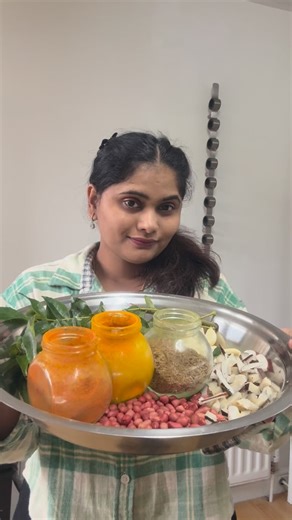 Shraddha Yadav on Instagram: "Chivada…🫶🏻❤️ Crispy Poha Chivda Recipe 1. Fry the Poha Fry the poha in small batches using a little oil until it turns light and crispy. Remove and keep aside. 2. Fry the Dry Ingredients In the same oil, fry peanuts and dry coconut pieces. Add roasted chana dal and fry well. (You may also add cashews and raisins as per your preference.) 3. Prepare the Tempering Using the same oil, add mustard seeds, cumin seeds, curry leaves, dried red chillies, turmeric powder, a