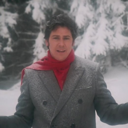 “Snow is falling all around me, children playing having fun. It's the season, love and understanding….” Hör Dir jetzt die Weihnachtsklassiker von Shakin’ Stevens an! | Shakin' Stevens