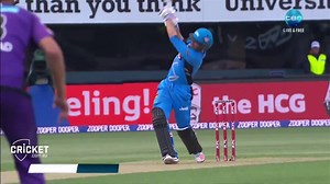 Ben Dunk slammed this HUGE six in a blistering start, but Hobart Hurricanes are fighting back at Blundstone: http://bigba.sh/BBL06_14 | BBL