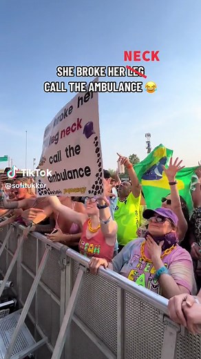 Not a “she broke her neck call the ambulance” sign 🤣🤦🏻‍♀️👏 this is dedication 🙌 #emergency #livemusic #fyp