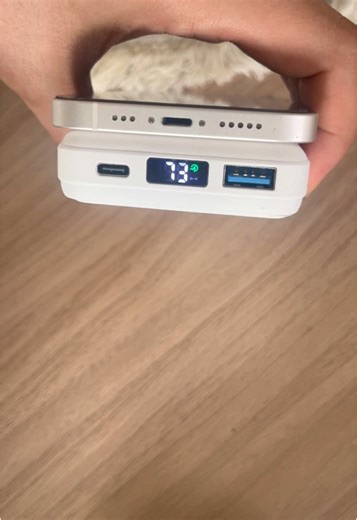 La batterie que t’oublieras jamais (parce qu’elle reste collée à ton tel) Aimantée. Compacte. Ultra pratique. Tu vas la vouloir direct. T’as déjà vu plus pratique ? #tiktokfinds #gadgettiktok #batterie #techhack
