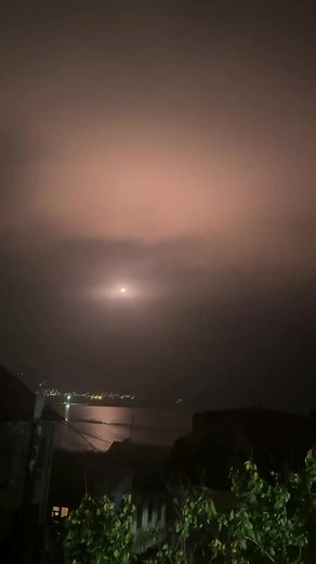 Esta noche se está llevando a cabo un importante ataque con drones ucranianos en la costa rusa del Mar Negro, cerca de Novorossiysk. En la imagen, un misil tierra-aire ruso impactan un edificio de apartamentos ruso. #GuerraEnUcrania #Rusia #Ucrania -Acorazado Fusou | Guerras Historicas