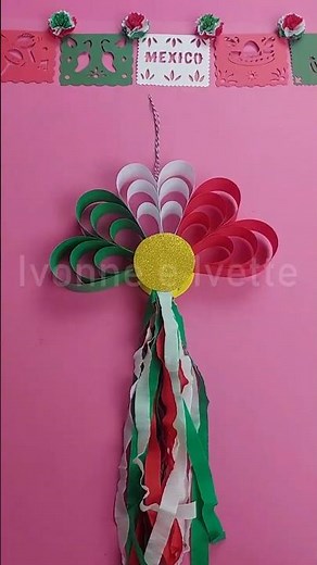 Patriotic flower decoration with colorful leaves #fiestaspatrias #diy